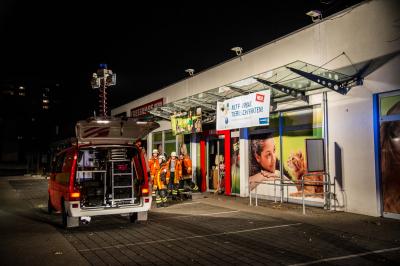 Backnang: Jugendlicher stuerzt beim spielen auf dem Dach durch Oberlicht und landet im Tierfachgeschaeft